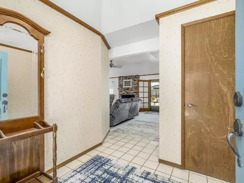 581 E Ash Ave, Hanford, CA 93230 photo 4