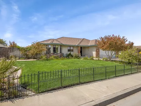 581 E Ash Ave, Hanford, CA 93230 photo 2