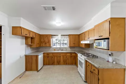 212 E Bainbridge Dr, Hanford, CA 93230 photo 6