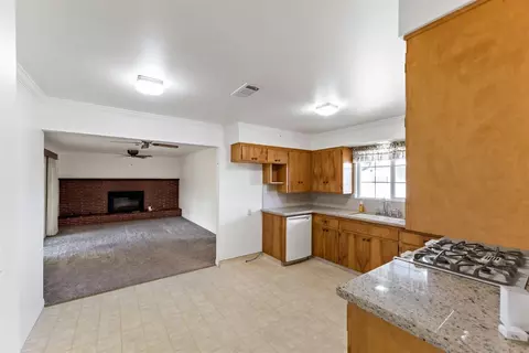 212 E Bainbridge Dr, Hanford, CA 93230 photo 5