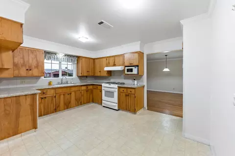 212 E Bainbridge Dr, Hanford, CA 93230 photo 7