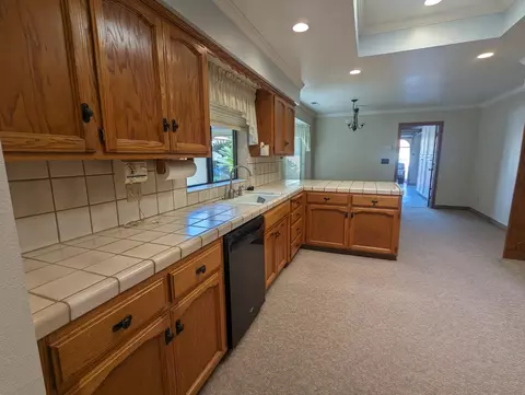 129 Queen Ln, Madera, CA 93637 photo 8