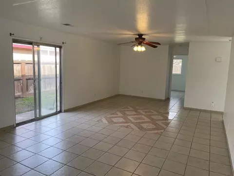 1467 Taylor St, Madera, CA 93638 photo 2