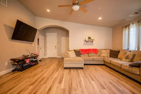 1041 Adell St, Madera, CA 93638 photo 4