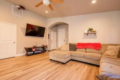 1041 Adell St, Madera, CA 93638 photo 6
