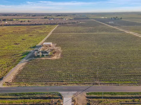 10726 E Harney Ln, Lodi, CA 95240 photo 4