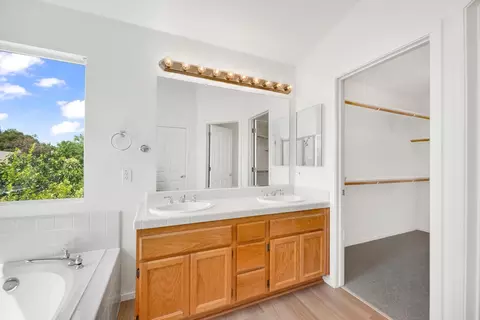 Bath - 1561 Pinnacles Pl, Davis, CA 95616 photo 5 of 7
