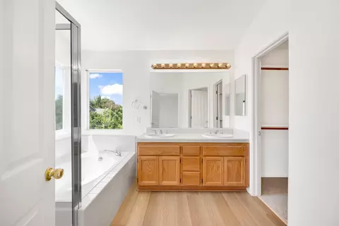 Bath - 1561 Pinnacles Pl, Davis, CA 95616 photo 4 of 7