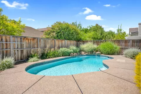 Exterior - 1561 Pinnacles Pl, Davis, CA 95616 photo 6 of 7