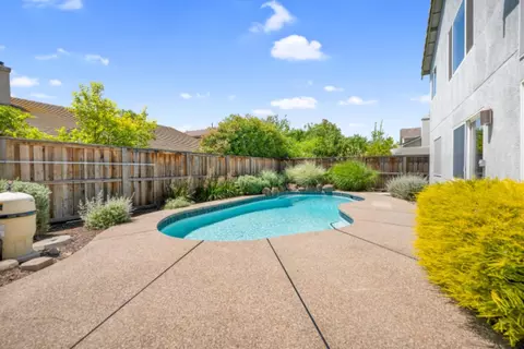 Exterior - 1561 Pinnacles Pl, Davis, CA 95616 photo 5 of 7