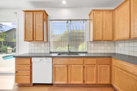 Kitchen - 1561 Pinnacles Pl, Davis, CA 95616 photo 4 of 4