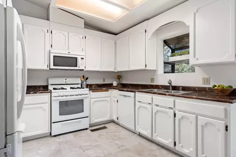 Kitchen - 442 Pine St, Grass Valley, CA 95945 photo 3 of 4