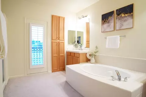 Bath - 3841 Lakeside Dr, Modesto, CA 95355 photo 3 of 5