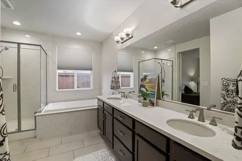 Bath - 1485 United St, Manteca, CA 95337 photo 3 of 6