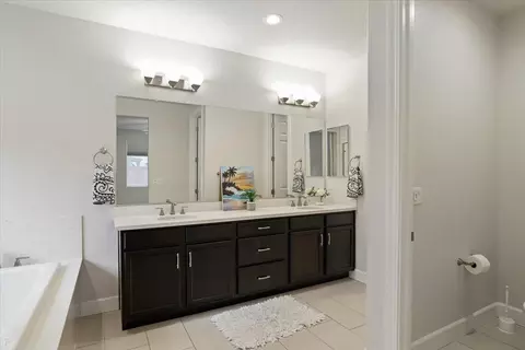 Bath - 1485 United St, Manteca, CA 95337 photo 2 of 6