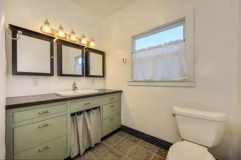 Bath - 130 E Spruce St, Gridley, CA 95948 photo 3 of 7