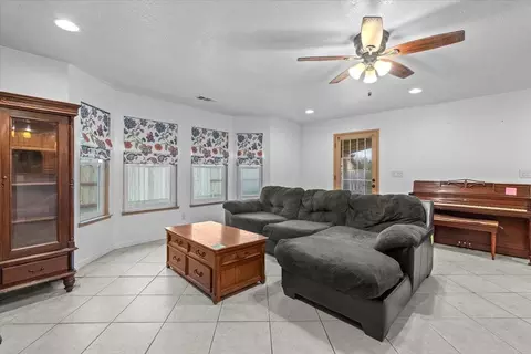 Living - 1004 Newkirk Way, Modesto, CA 95355 photo 2 of 3