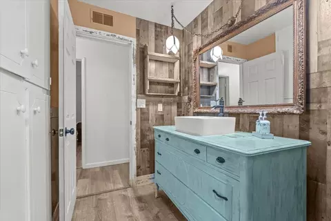 Bath - 1004 Newkirk Way, Modesto, CA 95355 photo 3 of 4