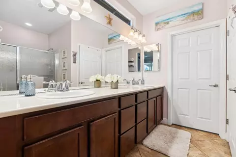 Bath - 1439 Arbor Brook Dr, Manteca, CA 95336 photo 2 of 3
