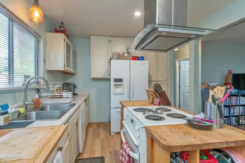 Kitchen - 982 Crescent St, Placerville, CA 95667 photo 2 of 2