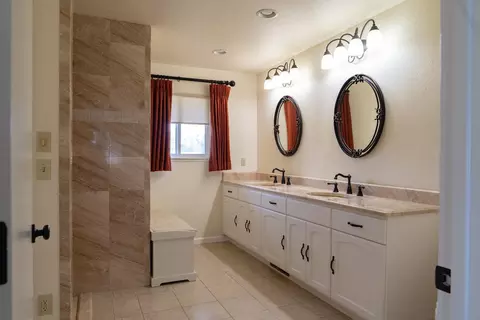 Bath - 4825 Rice Rd, Modesto, CA 95357 photo 2 of 4