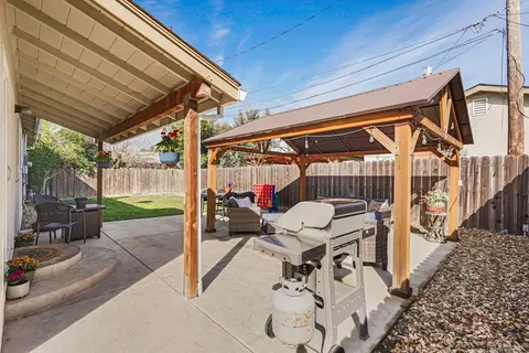Exterior - 1327 W Walnut St, Lodi, CA 95242 photo 7 of 15