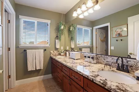 Bath - 1236 Tasha Dr, Ripon, CA 95366 photo 5 of 6