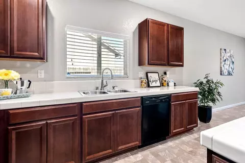 Kitchen - 437 Pendragon St, Manteca, CA 95337 photo 4 of 7