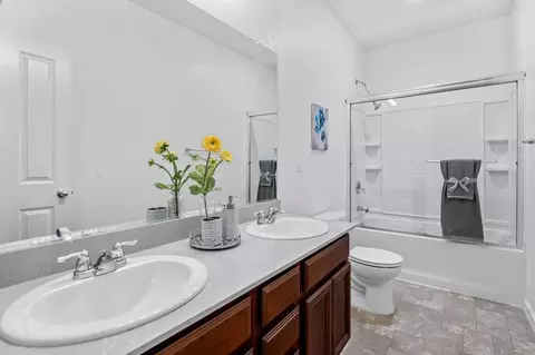 Bath - 437 Pendragon St, Manteca, CA 95337 photo 3 of 3