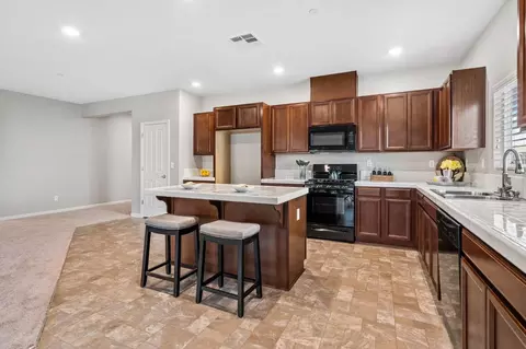 Kitchen - 437 Pendragon St, Manteca, CA 95337 photo 6 of 7