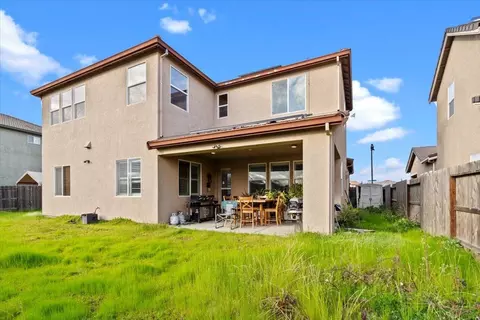Exterior - 910 Glen Abbey Dr, Manteca, CA 95336 photo 5 of 8