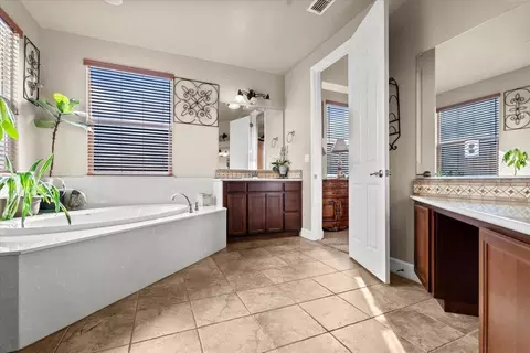 Bath - 910 Glen Abbey Dr, Manteca, CA 95336 photo 5 of 8