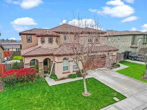 Exterior - 910 Glen Abbey Dr, Manteca, CA 95336 photo 3 of 8