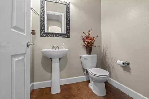 Bath - 910 Glen Abbey Dr, Manteca, CA 95336 photo 1 of 8