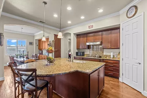 Kitchen - 910 Glen Abbey Dr, Manteca, CA 95336 photo 3 of 6