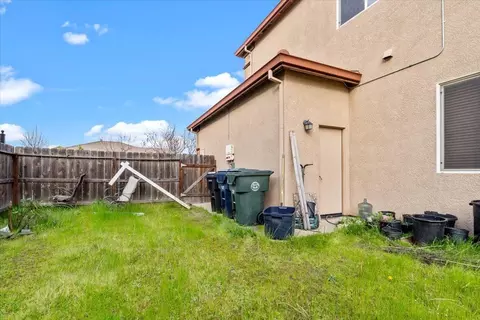 Exterior - 910 Glen Abbey Dr, Manteca, CA 95336 photo 7 of 8