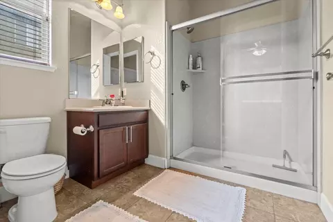 Bath - 910 Glen Abbey Dr, Manteca, CA 95336 photo 2 of 8