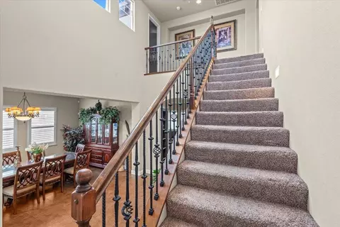 Entry Way - 910 Glen Abbey Dr, Manteca, CA 95336 photo 4 of 5