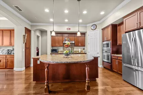 Kitchen - 910 Glen Abbey Dr, Manteca, CA 95336 photo 5 of 6