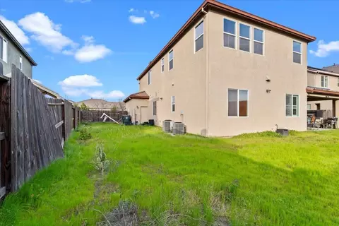 Exterior - 910 Glen Abbey Dr, Manteca, CA 95336 photo 6 of 8