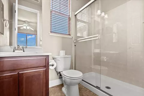 Bath - 910 Glen Abbey Dr, Manteca, CA 95336 photo 3 of 8