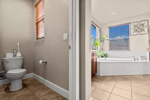 Bath - 910 Glen Abbey Dr, Manteca, CA 95336 photo 6 of 8