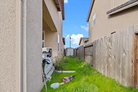 Exterior - 910 Glen Abbey Dr, Manteca, CA 95336 photo 4 of 8