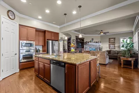 Kitchen - 910 Glen Abbey Dr, Manteca, CA 95336 photo 2 of 6