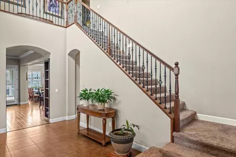 Entry Way - 910 Glen Abbey Dr, Manteca, CA 95336 photo 2 of 5