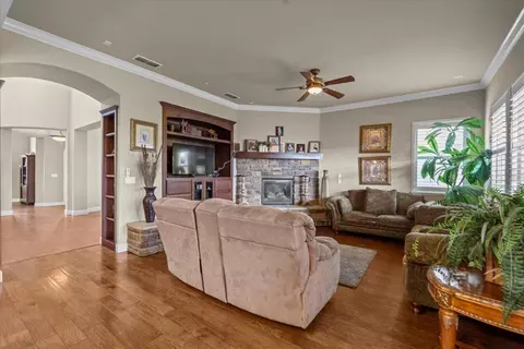 Living - 910 Glen Abbey Dr, Manteca, CA 95336 photo 2 of 6