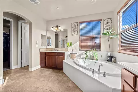 Bath - 910 Glen Abbey Dr, Manteca, CA 95336 photo 4 of 8