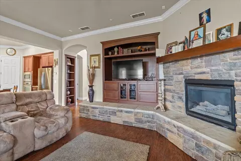 Living - 910 Glen Abbey Dr, Manteca, CA 95336 photo 4 of 6