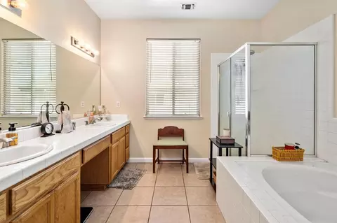 Bath - 739 Wynyard Cir, Manteca, CA 95337 photo 4 of 5