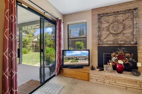 Living - 426 Cork Oak Way, Lodi, CA 95242 photo 5 of 7